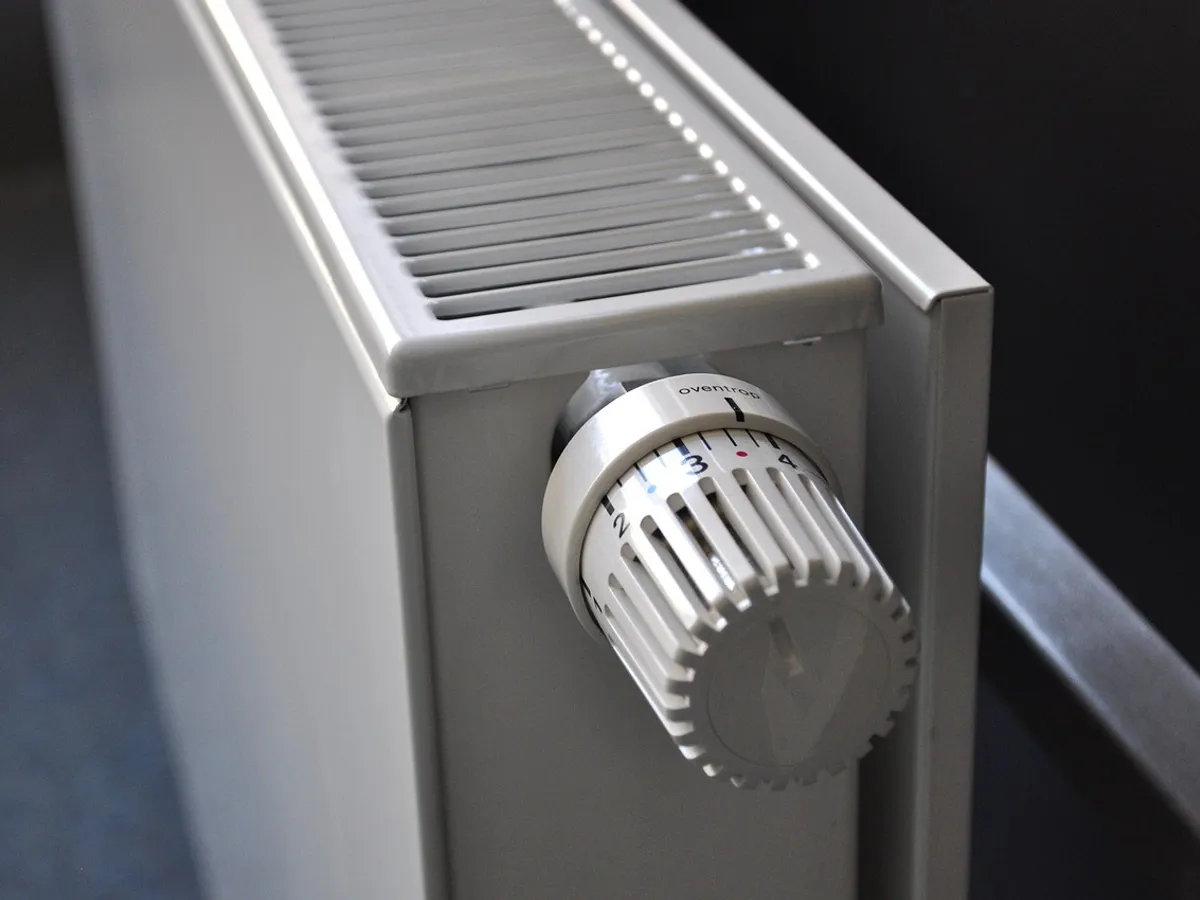 Home heating radiator with a thermostatic valve
